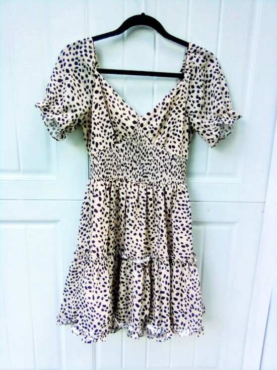 Catonsville Mercantile Dresses & Skirts - Catonsville Mercantile Ruffled V-Neck Mini Dress. Beige w/ Leopard Print, Small